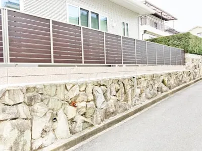 ブロック塀 （化粧ブロック） ユニソン シャモティ  アルミ形材 フェンス LIXIL 木製調AB YS3型 横スリット3 目隠し 木調・ラティス