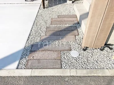 玄関アプローチ コンクリート製枕木(擬木) ユニソン パーシースリーパー