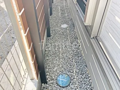 犬走り 防犯砂利敷き バラス砕石 防草シート加工