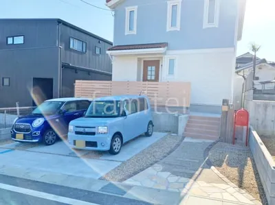 玄関アプローチ 床石貼り ユニソン クレモナストーン トパーズイエロー 乱形石 コンクリート製枕木(擬木) 東洋工業 ヴィンテージウッド スリーパーペイブ 床洗い出し仕上げ ジャミ