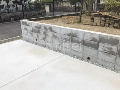 駐車場ガレージ床 土間コンクリート 伸縮目地 土留めコンクリートブロック バラス砕石