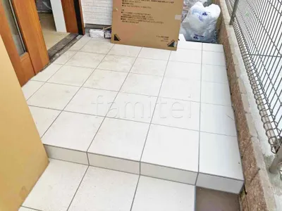 玄関アプローチ階段 床タイル貼り ニッタイ クラテーレ