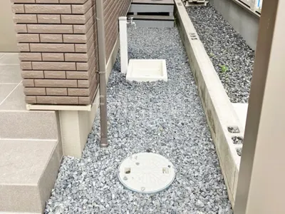 犬走り 防犯砂利敷き バラス砕石 防草シート加工