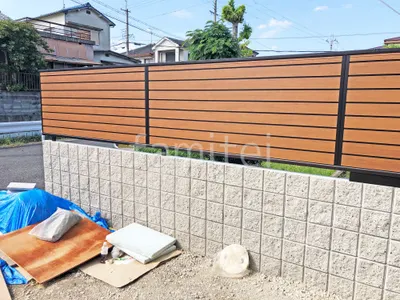 ブロック塀 （化粧ブロック） ユニソン リブスプリットn  アルミ形材 フェンス YKKAP 木製調ルシアスYM1F型 横目隠し 目隠し 木調・ラティス