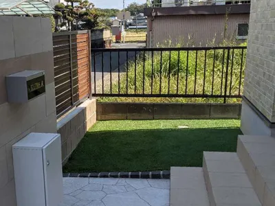 目隠しフェンス塀 LIXIL 木製調AB YS3型 横スリット3 人工芝 防草シート加工 マツモト 人工芝 30mm 見切り ピンコロ石