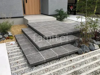 玄関アプローチ 浮遊階段(蹴込み階段) 床タイル貼り LIXIL グレイスランド