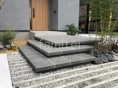 玄関アプローチ 浮遊階段(蹴込み階段) 床タイル貼り LIXIL グレイスランド