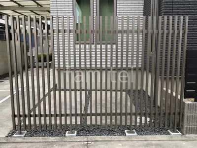 目隠しフェンス塀 TAKASHOタカショー エバーアートウッド 千本格子足付ユニット 既存フェンス 解体撤去