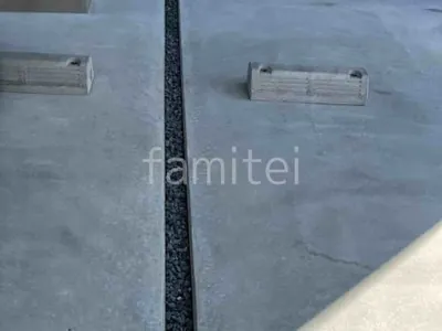 駐車場ガレージ床 土間コンクリート 化粧砂利目地 車止め 反射板付き