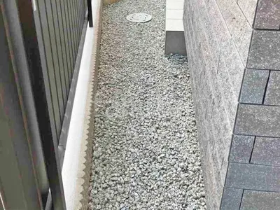 犬走り 防犯砂利敷き バラス砕石 防草シート加工