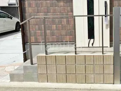 玄関アプローチ階段 床タイル貼り LIXIL パセオ 化粧ブロック ユニソン リゲル 手摺り(手すり) 三協アルミ ジーエムライン