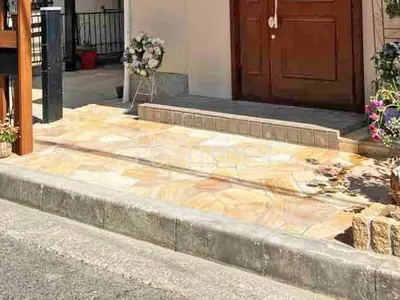 玄関アプローチ 床石貼り 乱形石 石英岩