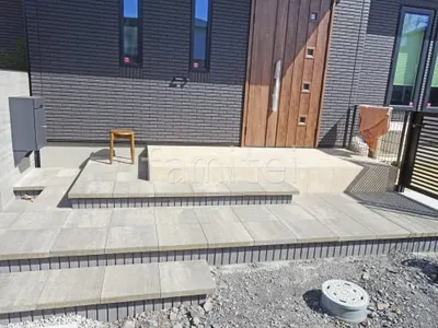 玄関アプローチ 浮遊階段(蹴込み階段) 床平板敷き ユニソン プラーボステップ