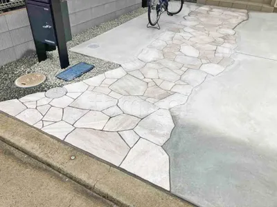 玄関アプローチ 床石貼り 乱形石 石英岩