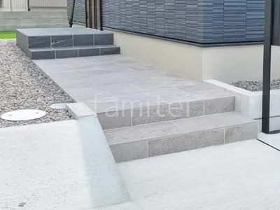 玄関アプローチ 床タイル貼り LIXIL ピエトラクォーツ