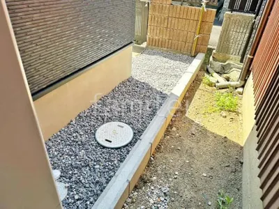 犬走り 防犯砂利敷き バラス砕石 防草シート加工