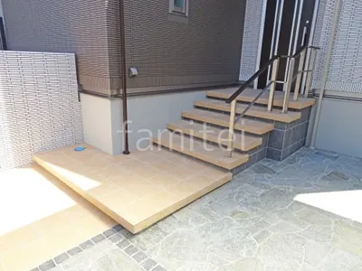 玄関アプローチ 浮遊階段(蹴込み階段) 床タイル貼り LIXIL グレイスランド