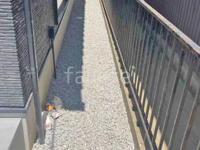 犬走り 防犯砂利敷き バラス砕石 防草シート加工