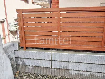 ブロック塀 （化粧ブロック） ユニソン リブスプリットn  アルミ形材 フェンス YKKAP 木製調ルシアスH02型 横板格子 目隠し 木調・ラティス