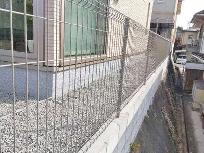 ブロック塀 （化粧ブロック） 太陽エコブロックス 普通CB  スチールメッシュ フェンス YKKAP イーネット3F型 スチール柱 境界・メッシュ