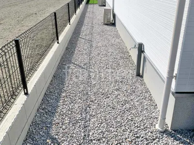 犬走り 防犯砂利敷き バラス砕石 防草シート加工