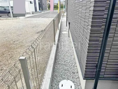 犬走り 防犯砂利敷き バラス砕石 防草シート加工