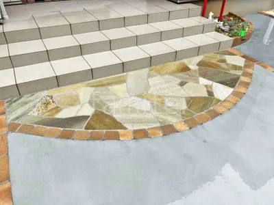 玄関アプローチ 床石貼り 乱形石 石英岩