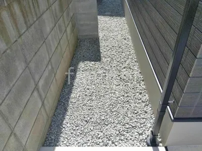 犬走り 防犯砂利敷き バラス砕石 防草シート加工