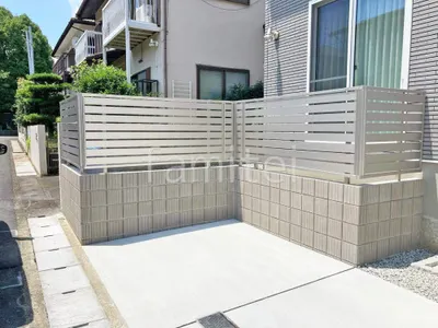 ブロック塀 （化粧ブロック） ユニソン リゲル  アルミ形材 フェンス YKKAP シンプレオYS3型 横スリット 目隠し