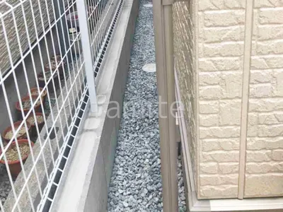 犬走り 防犯砂利敷き バラス砕石 防草シート加工