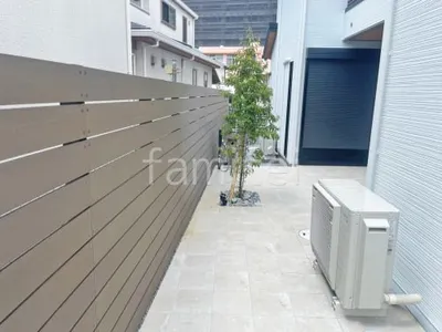 タイルデッキ 壁2面  LIXIL ベスパ ストーン調 人工木・樹脂 フェンス（木調） F＆F ニコボード 高尺タイプ 目隠し 木調・ラティス 樹脂