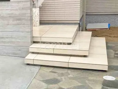 玄関アプローチ 浮遊階段(蹴込み階段) 床タイル貼り リビエラ アルティカ