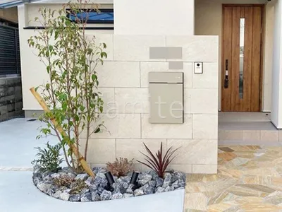 ロックガーデン 割栗石敷き シンボルツリー ホンコンエンシス 常緑樹 植栽