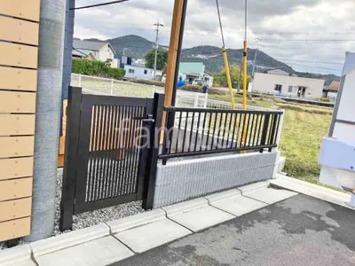 アルミ形材 フェンス YKKAP シンプレオT1型 縦格子22本  ブロック塀 （化粧ブロック） ユニソン シャモティ  片開き 門扉 YKKAP シンプレオTB1型 たて格子  ブロック塀 （化粧ブロック） ユニソン ジャスティ 