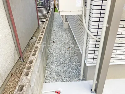 犬走り 防犯砂利敷き バラス砕石 防草シート加工