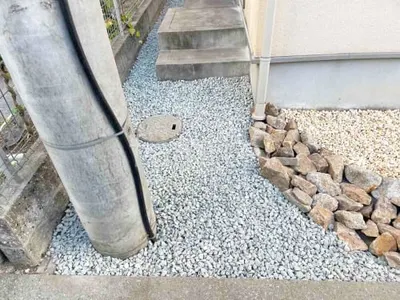 犬走り 防犯砂利敷き バラス砕石 防草シート加工