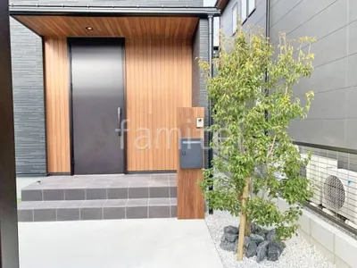 木製調デザインアルミ角柱門柱 LIXIL デザイナーズパーツ 郵便受けポスト Panasonic クリアスFF シンボルツリー ソヨゴ 常緑樹 植栽 ロックガーデン 割栗石敷き