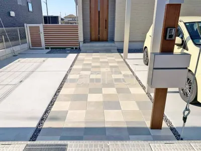 玄関アプローチ 床タイル貼り LIXIL パセオ