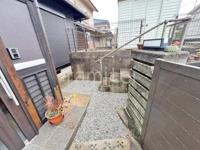 犬走り 防犯砂利敷き バラス砕石 防草シート加工