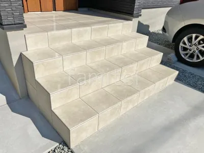 玄関アプローチ階段 床タイル貼り LIXIL パセオ