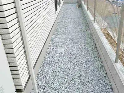 犬走り 防犯砂利敷き バラス砕石 防草シート加工