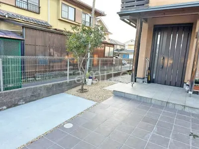 玄関アプローチ 床タイル貼り LIXIL パセオ