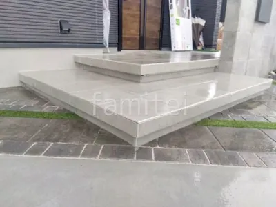 玄関アプローチ 浮遊階段(蹴込み階段) 床タイル張り LIXIL パセオ