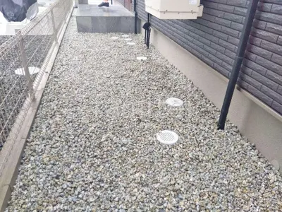 犬走り 防犯砂利敷き バラス砕石 防草シート加工