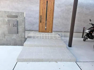 玄関アプローチ階段 床タイル貼り LIXIL グレイスランド