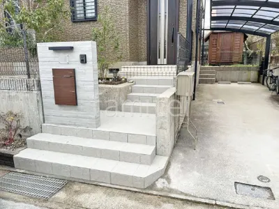 門柱 壁タイル貼り タカショー 木製調セラ ウォール RC杉板 宅配ボックス ユニソン ヴィコDB100 玄関アプローチ階段 床タイル貼り LIXIL グレイスランド