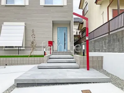 玄関アプローチ 浮遊階段(蹴込み階段) 床タイル張り LIXIL アヴァンティ