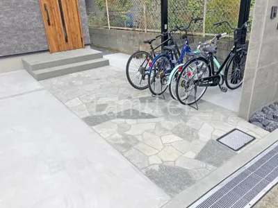 玄関アプローチ 床石貼り 乱形石 石英岩