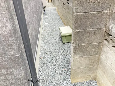 犬走り 防犯砂利敷き バラス砕石 防草シート加工