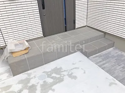 玄関アプローチ階段 床タイル貼り 施主支給